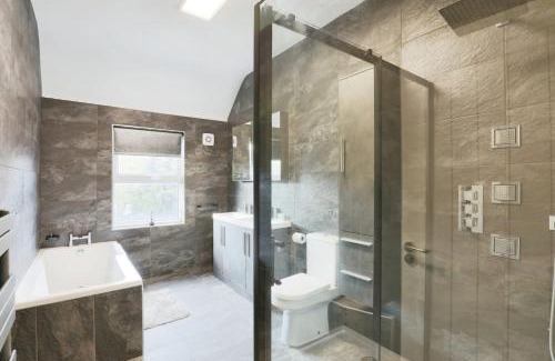 Barnt Green House | Deluxe 7 Bedroom Property in Solihull