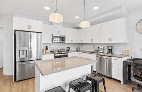 Hackensack River Waterfront Apartment | Deluxe and Spacious 2 Bed Condo: 15 Mins to NYCnn