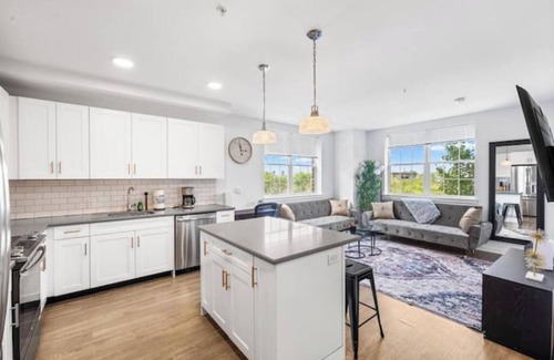 Hackensack River Waterfront Apartment | Deluxe and Spacious 2 Bed Condo: 15 Mins to NYCnn