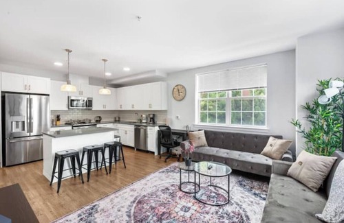 Hackensack River Waterfront Apartment | Deluxe and Spacious 2 Bed Condo: 15 Mins to NYCnn