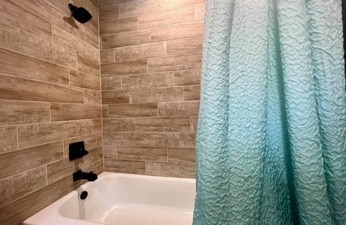 Fruitdale Cabin | Deluxe Cabin 1 - Rogue River Resort