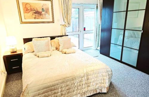 Selsdon and Ballards House | Deluxe Comfy Room with En-Suite - Room 1