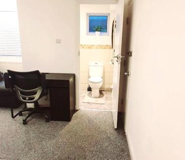 Selsdon and Ballards House | Deluxe Comfy Room with En-Suite - Room 1