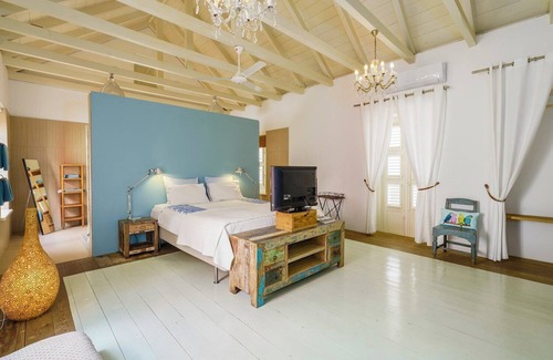 Pietermaai District Hotel | Deluxe Double Room with Kingsize Bed at Villa Tokara