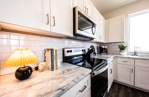 Whitebridge House | Deluxe Duet - 2 Homes - Mins to Broadway