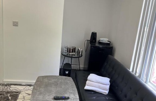 Watford Apartment | Deluxe En-Suite Bedroom In the Centre of Watford