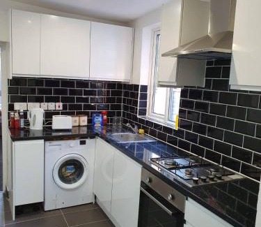 Watford Apartment | Deluxe En-Suite Bedroom In the Centre of Watford