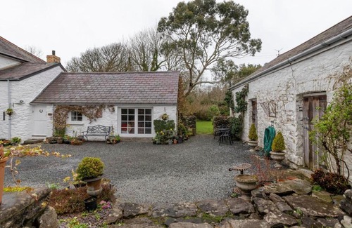 Pennant House | Deluxe Holiday Home in Ceredigion with Garden