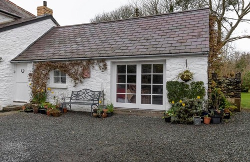 Pennant House | Deluxe Holiday Home in Ceredigion with Garden