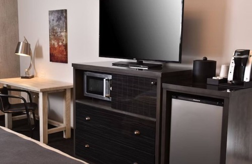 Broken Arrow Hotel | Deluxe King Suite in Stoney Creek Broken Arrow! Free On-site Parking