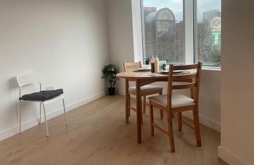 London Borough of Hounslow Apartment | Deluxe Modern 1Bed Apartment w/Gym & Free Parking