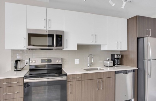 West End Apartment | Deluxe North Station Studio w/W/D & Gym, near TD Garden, by Blueground