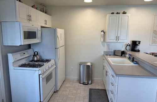 Kodiak House | Deluxe Oceanfront 3 Bedroom, 1 Bath home with full kitchen and beach access