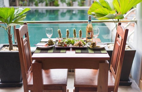 Downtown Siem Reap Apartment | Deluxe Pool view with Breakfast - 02 minutes to Old market area - Free Pick Up