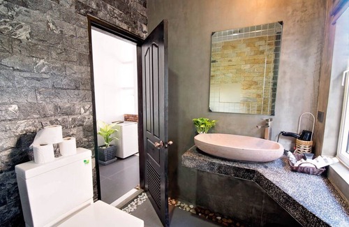 Downtown Siem Reap Apartment | Deluxe Pool view with Breakfast - 02 minutes to Old market area - Free Pick Up