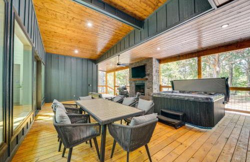 Broken Bow House | Deluxe Riverfront Cabin in Broken Bow with Hot Tub!