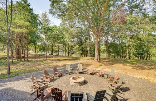 Broken Bow House | Deluxe Riverfront Cabin in Broken Bow with Hot Tub!