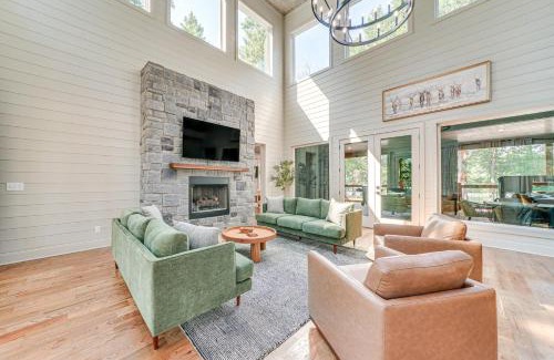 Broken Bow House | Deluxe Riverfront Cabin in Broken Bow with Hot Tub!
