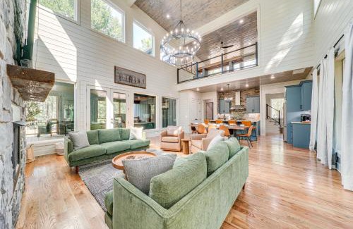 Broken Bow House | Deluxe Riverfront Cabin in Broken Bow with Hot Tub!