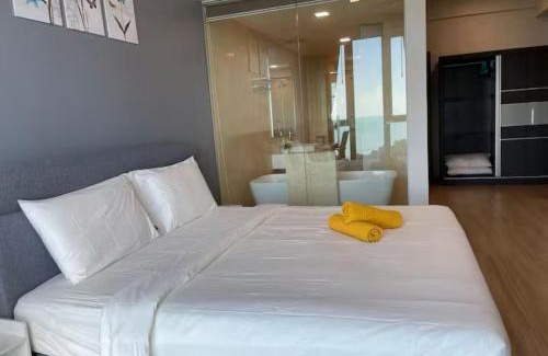 Seri Tanjung Pinang Apartment | Deluxe Seaview Suite Tripe Bed with bath tub
