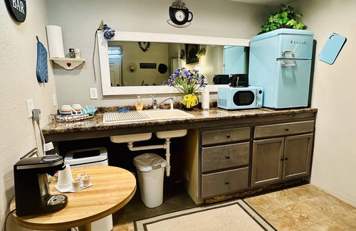 Salmon Hotel | Deluxe Single Queen Suite Futon & Kitchenette
