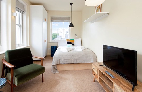Camden Town with Primrose Hill Apartment | Deluxe Studio in Historic Primrose Hill Terrace