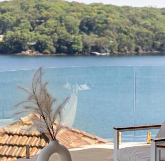 Caringbah South House | Deluxe Waterfront Queen Room in Caringbah South - Gorgeous Views All Around - Shared Bathroom