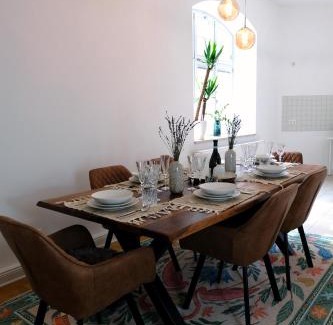 Landshut Apartment | Denkmalgeschützte große Boheme Altbauwohnung in Citylage