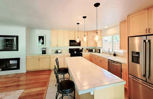 Southeast House | ♡Denver-Central: Cozy Bungalow w/wood-burning fireplace, open kitchen & yard