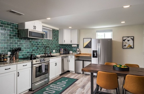 Berkley House | Denver Emerald - 1 BR w/King Bed/1 full Bath/Sleeps 2 [Close to Downtown]
