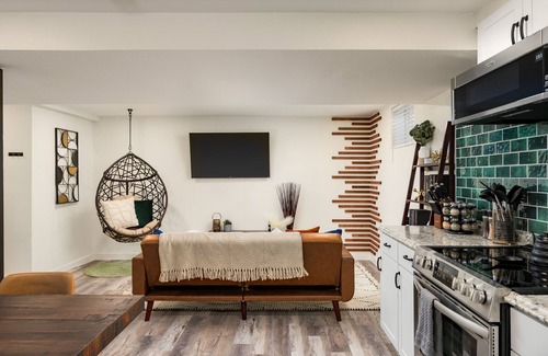 Berkley House | Denver Emerald - 1 BR w/King Bed/1 full Bath/Sleeps 2 [Close to Downtown]