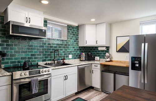 Berkley House | Denver Emerald - 1 BR w/King Bed/1 full Bath/Sleeps 2 [Close to Downtown]