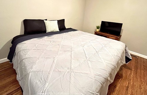 Southside Apartment | Derby City Flat 2 bedroom - king and queen sized bed