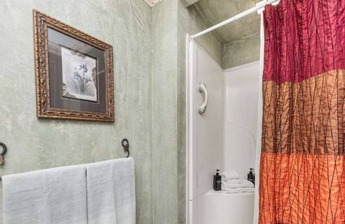 Maysville Apartment | Derby Room - Moon River