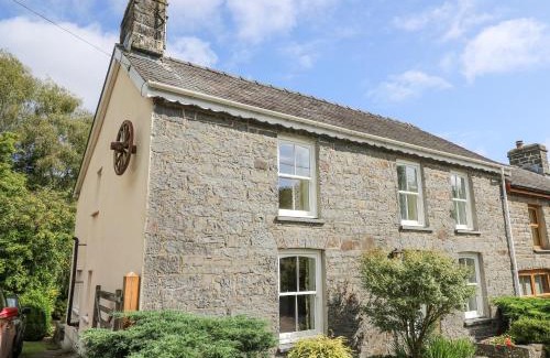 Mydroilin House | Derwen Villa