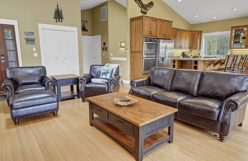 Sunriver Cabin | Deschutes River Home | Game Room + Kayaks