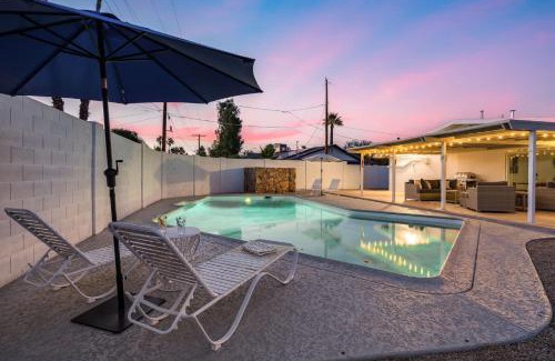 Village Grove House | Desert Mirage Home -Retro Chic with Pool Grille & Bocce