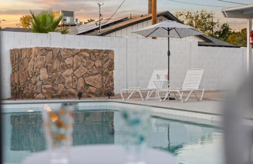 Village Grove House | Desert Mirage Home -Retro Chic with Pool Grille & Bocce