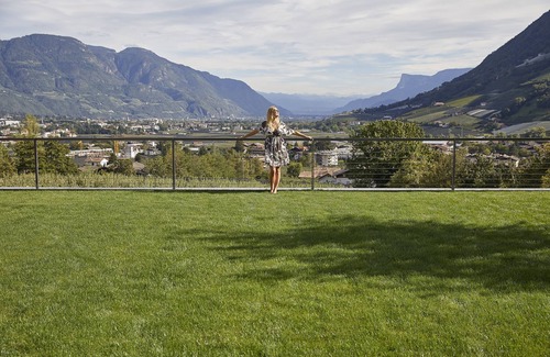 Lagundo Apartment | Design suite with spectacular views of the surrounding mountains