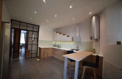 City Centre Apartment | Designer Apartment 110m² w/King Beds, Balcony, Smart TV + Equipped Kitchen