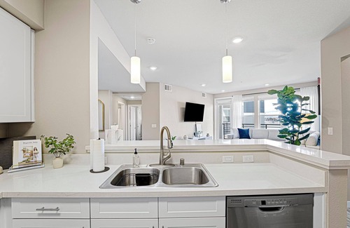 Sparks Apartment | Designer Apt With Jacuzzi Walk To Casino Imax