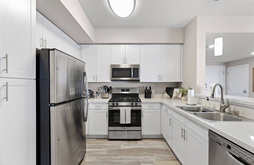 Sparks Apartment | Designer Apt With Jacuzzi Walk To Casino Imax