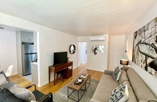 Bixby Knolls Apartment | Designer Bixby Knolls 2 bedroom with Parking near Cafes/Bars/Shopping