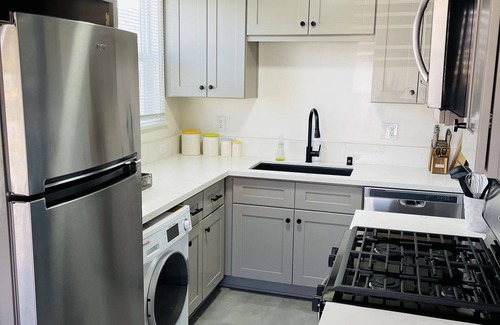 Bixby Knolls Apartment | Designer Bixby Knolls 2 bedroom with Parking near Cafes/Bars/Shopping