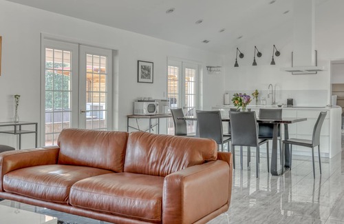 Carver Villa | Designer Newly Built Private Escape Indoor/Outdoor Modern Retreat Home