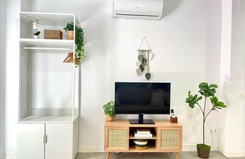 Cruz de Humilladero Apartment | Designer studio 5 min from train Station María Zambrano and 15 min from beach