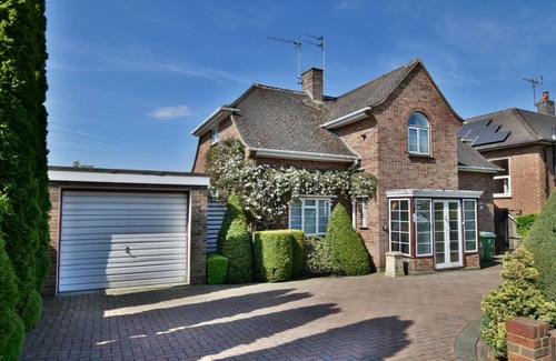 Cassiobury House | Detached 3 bedroom House ideal for families, parking, Near Harry Potter Studios