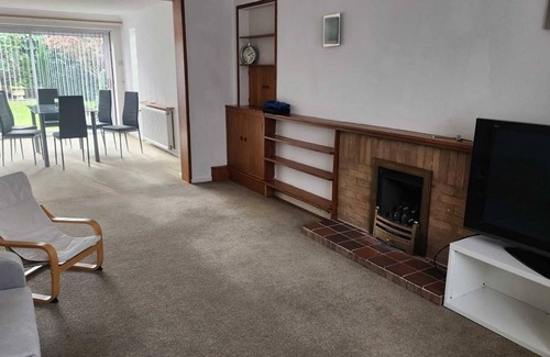 Cassiobury House | Detached 3 bedroom House ideal for families, parking, Near Harry Potter Studios