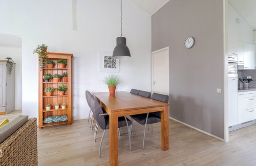 Makkum House | Detached 4-person Star bungalow with bathtub, jetty, and spacious yard at Beach Resort Makkum on the IJsselmeer.