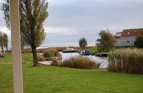 Makkum House | Detached 4-person Star bungalow with bathtub, jetty, and spacious yard at Beach Resort Makkum on the IJsselmeer.